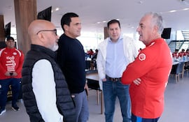 Gustavo Alfaro (d), entrenador de la selección de Paraguay.