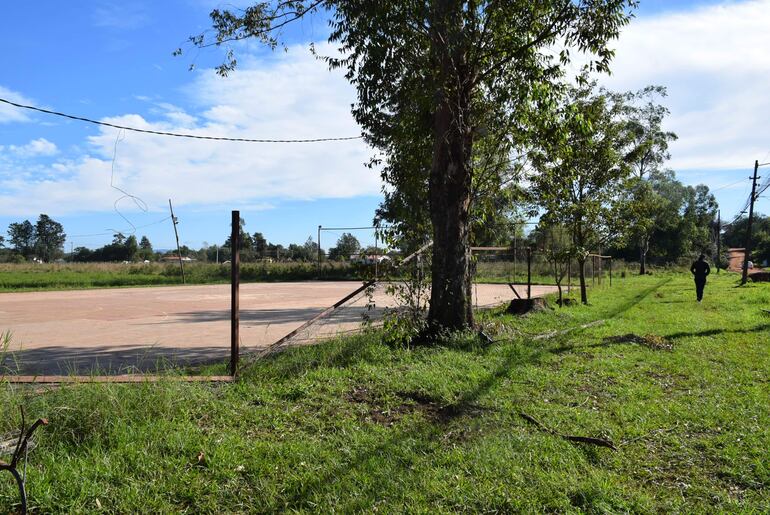 El alambrado perimetral está destruido tras  poco más de dos años de la habilitación de las obras.