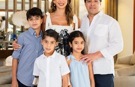 Los cumpleañeros Bruna y Renzo junto a sus padres Tere Codas y Didier Arias, y su hermano mayor Didi.