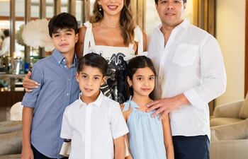 Los cumpleañeros Bruna y Renzo junto a sus padres Tere Codas y Didier Arias, y su hermano mayor Didi.