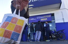 Decenas de clientes hacen fila frente al frigorífico Concepción en Asunción para aprovechar ofertas especiales de carne, reflejando la creciente dificultad de acceso a productos básicos.