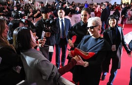 La actriz estadounidense Meryl Streep saluda a sus fans durante un evento en la alfombra roja para promocionar la película "El diablo viste a la moda 2" en Seúl. (Jung Yeon-je / AFP)