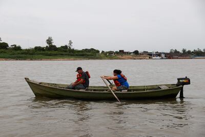 Imagen de archivo y referencia: pescadores en aguas del río Paraguay.