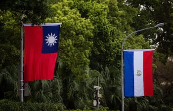 Archivo 2023. Las banderas de Taiwán y Paraguay colocadas cerca de la oficina presidencial en Taipéi.