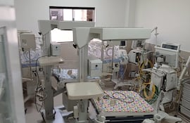Equipos desarmados en la UTI neonatal del Hospital Regional de Villarrica, desmantelada poco después de su "inauguración" oficial y cuando urgía la sala un recién nacido, que acabó falleciendo.