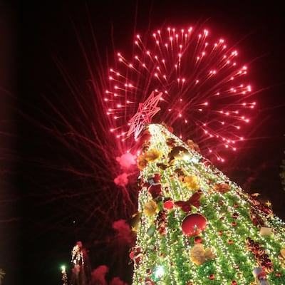 El encendido de las luces navideñas dio paso a un colorido espectáculo pirotécnico.