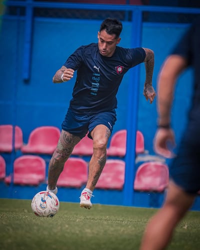 El delantero argentino, Sergio Araújo (34 años) en la sesión de entrenamiento de Cerro Porteño, desarrollada en La Ollita.