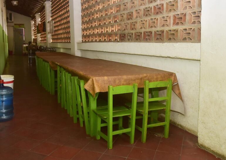 En un corredor de la entrada almuerzan los niños y niñas de la escuela Pedro P. Peña del barrio San Vicente de Asunción. La institución educativa no cuenta con comedor.