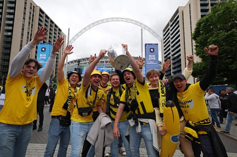 Los aficionados en los alrededores del estadio de Wembley antes de la final de la Champions League entre el Borussia Dortmund y el Real Madrid en Londres.