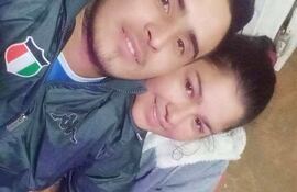 La madre del menor, Liz Micaela Fariña González, junto al padrastro Sergio Sánchez, quien se encuentra prófugo de la justicia.