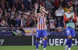 El delantero del Atlético de Madrid Antoine Griezmann (c), mejor jugador del partido, aplaude a su afición al finalizar el encuentro correspondiente a la ida de las semifinales de la Liga de Campeones que Atlético de Madrid y Arsenal disputaron este miércoles en el estadio Metropolitano, en Madrid. EFE/Juanjo Martín