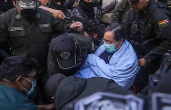El expresidente de Bolivia Luis Arce (2020-2025) sale en silla de ruedas al finalizar una audiencia este martes, en el Palacio de Justicia en La Paz (Bolivia).