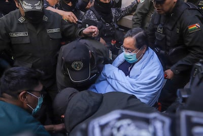 El expresidente de Bolivia Luis Arce (2020-2025) sale en silla de ruedas al finalizar una audiencia este martes, en el Palacio de Justicia en La Paz (Bolivia).