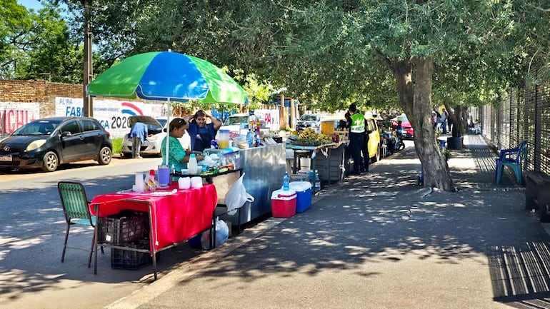 Todo tipo de artículos y minutas, se venden frente al Hospital Ingavi. 
