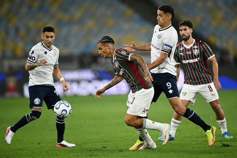 El defensa del Fluminense, Guilherme Arana, y el delantero paraguayo del Independiente Rivadavia, Alex Arce, disputan el balón durante el partido de ida de los octavos de final de la Copa Libertadores de fútbol entre el Fluminense de Brasil y el Independiente Rivadavia de Argentina, en el estadio Maracaná en Río de Janeiro.