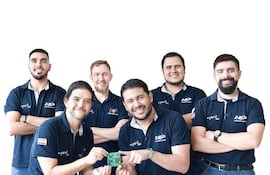 Equipo que diseñó y construyó el satélite paraguayo GuaraniSat 2.