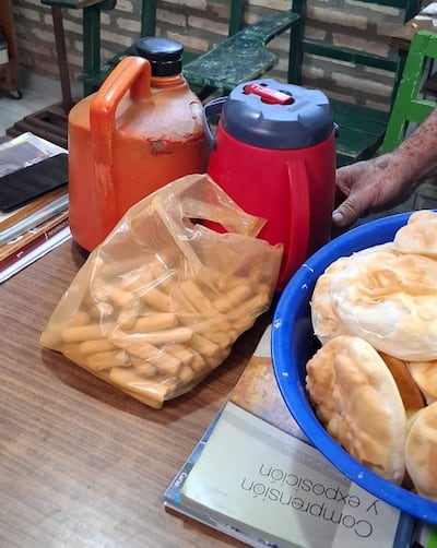Empanadas, palitos y cocido sirve el director del Colegio Don Manuel González de Lambaré a sus alumnos.