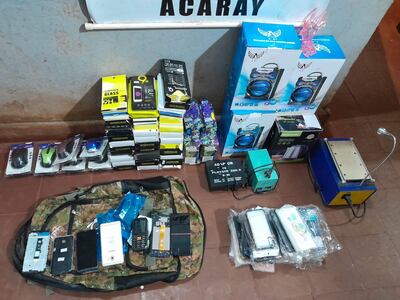 Las mercaderías robadas de un local comercial fueron abandonadas por los ladrones.