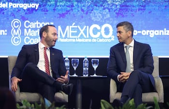 El presidente de Paraguay, Santiago Peña (d) y el ministro de Ambiente y Desarrollo Sostenible de Paraguay, Rolando de Barros, hablan durante el evento de apertura del Paraguay Carbon Forum 2026.