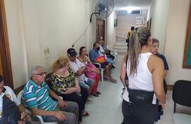 Pacientes esperando en el área de diabetología del Centro de Salud N. 9, Bernardino Caballero.