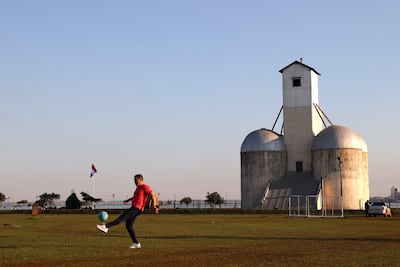 Imagen ilustrativa: un joven jugando con una pelota en la Costanera de Encarnación.