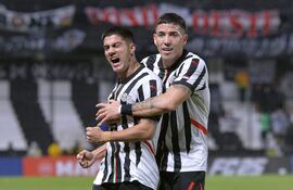 Iván Ramírez (i) y Álvaro Campuzano, jugadores de Libertad, celebran un gol en el partido frente a Alianza Lima por la sexta fecha del Grupo D de la Copa Libertadores 2025 en el estadio La Huerta, en Asunción, Paraguay.