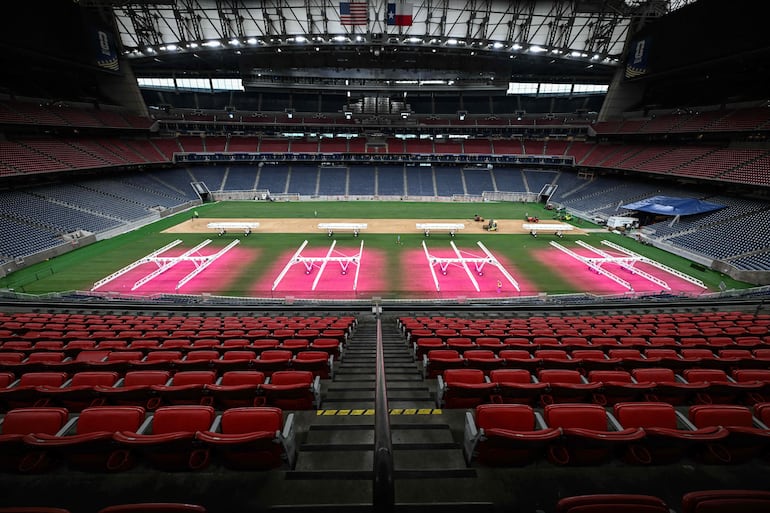 Trabajadores preparan el Estadio de Houston (renombrado temporalmente de Estadio NRG) para la Copa Mundial de la FIFA 2026 en Houston, Texas.