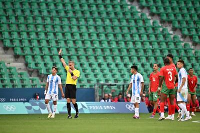 El árbitro sueco Glenn Nyberg en el partido entre Argentina y Marruecos por la primera fecha del Grupo B del Torneo de Fútbol masculino en los Juegos Olímpicos París 2024 en el Geoffroy-Guichard Stadium, en Saint-Etienne, Francia.