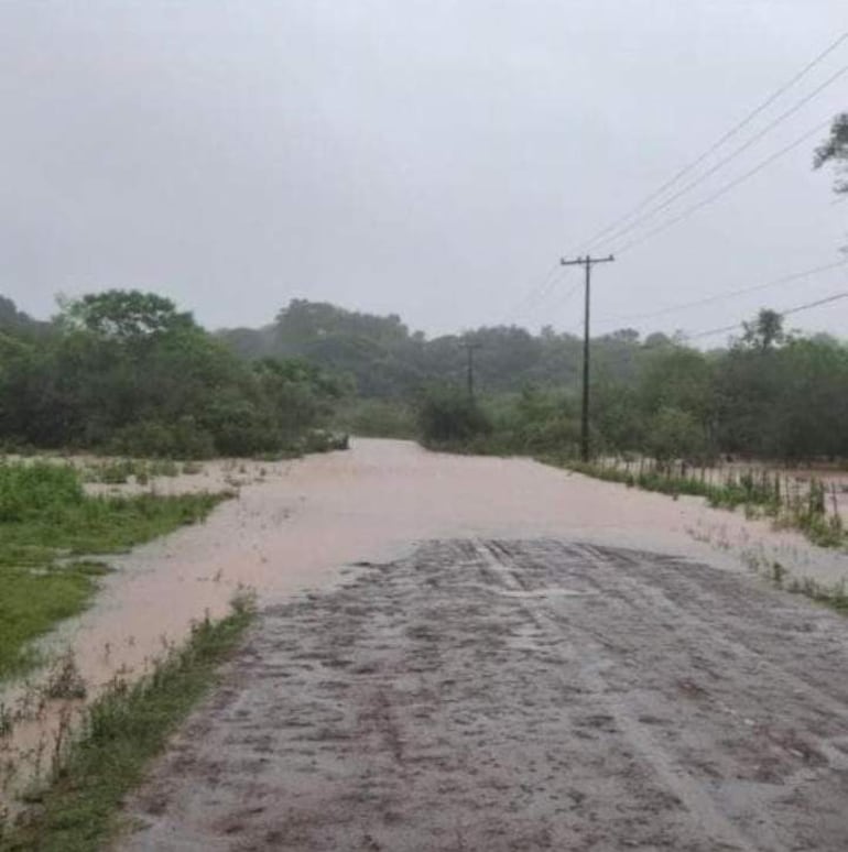 Las intensas lluvias desbordan arroyos en Paso Yobái, inundando caminos y viviendas en la compañía Curuzú.