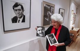 Fotografía de archivo de la fotógrafa argentina Sara Facio mostrando retratos del escritor colombiano Gabriel García Márquez y junto a uno del argentino Julio Cortazar, el 1 de junio de 2017, en Buenos Aires (Argentina). Facio, creadora de uno de los acervos patrimoniales más destacados de Argentina y retratista de personalidades de la cultura de América Latina, falleció a los 92 años en Buenos Aires y este miércoles se despiden sus restos.