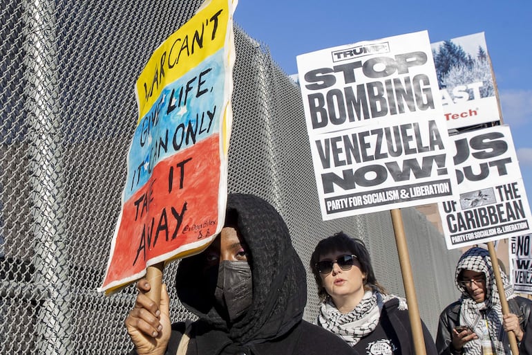Personas sostienen carteles durante una protesta frente al Centro Metropolitano de Detención de Brooklyn, este domingo.