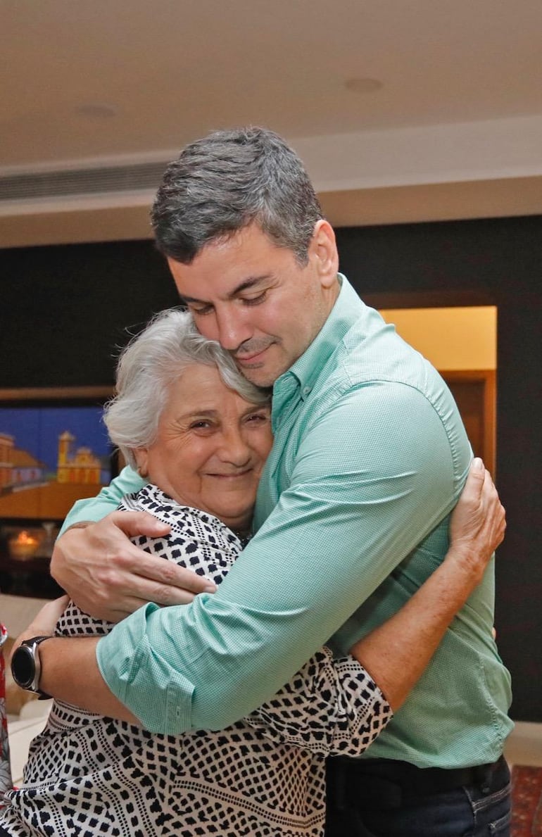 “Único, incondicional y eterno”: el saludo de Santiago Peña por el Día de la Madre