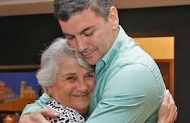 El presidente de la República, Santiago Peña y su madre, la señora Ana María Palacios