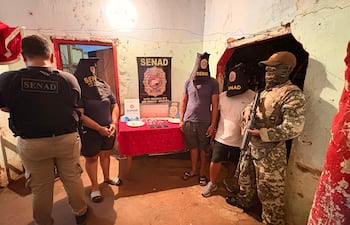 Tras operativo de la SENAD fueron detenidos Blas Antonio Franco Duarte, Arsenio Darío Muños, Wilma Insaurralde, por presunto microtráfico.