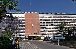 Hospital Central del IPS sobre la avenida Sacramento. La cantidad de titulares registró un alza del 7%, mientras los beneficiarios sufrieron una caída del 3%.