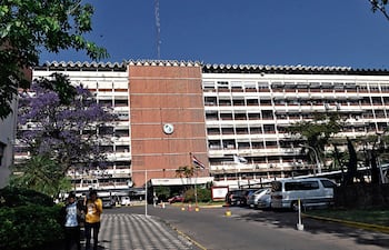 Hospital Central del IPS sobre la avenida Sacramento. La cantidad de titulares registró un alza del 7%, mientras los beneficiarios sufrieron una caída del 3%.