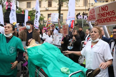Un grupo de médicos participa en una protesta este lunes, en Asunción (Paraguay).
