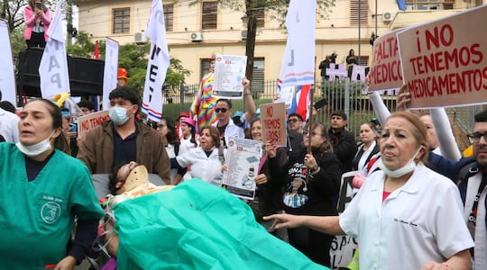 Un grupo de médicos participa en una protesta este lunes, en Asunción (Paraguay).