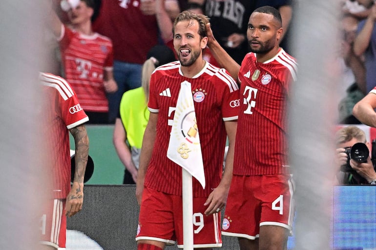 Harry Kane y Jonathan Tah celebran el gol y triunfo del Bayern.