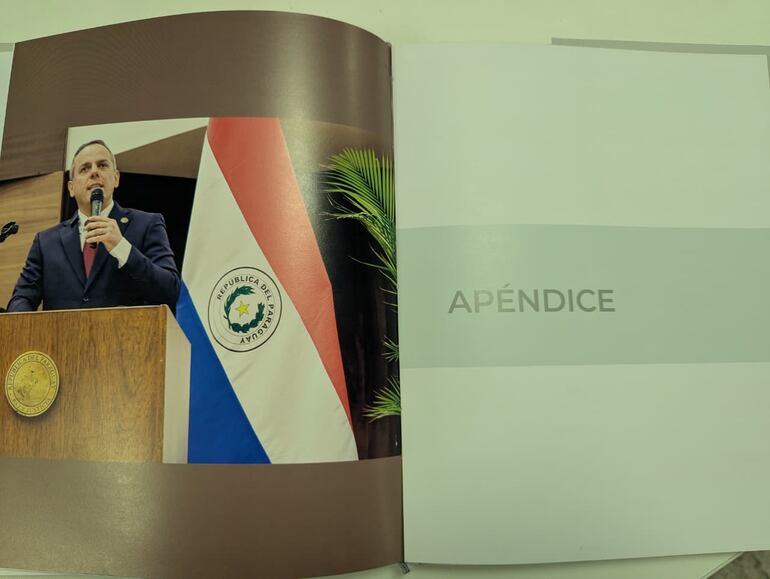 La edición de lujo del libro del contralor Camilo Benítez despliega más de veinte retratos suyos en diferentes escenarios. 