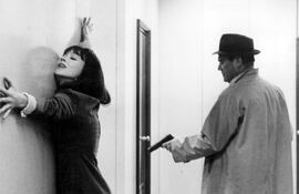 Eddie Constantine apunta con una pistola a Anna Karina en “Alphaville” (Jean-Luc Godard, 1965).