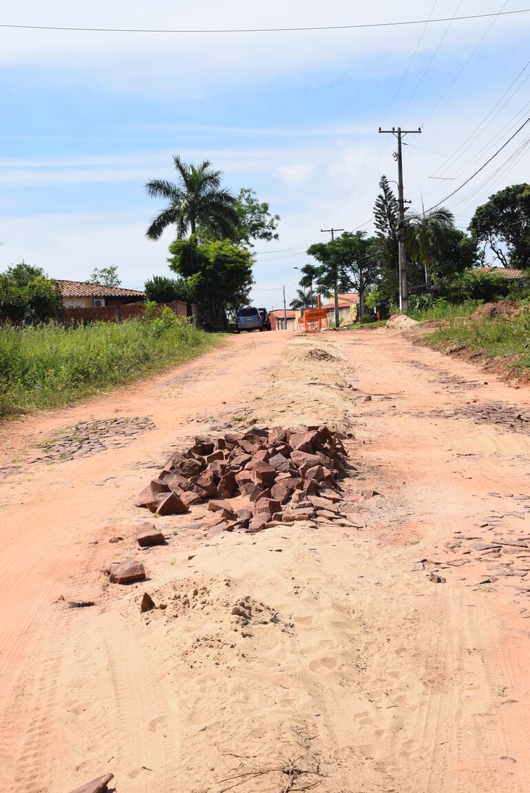 Piden retirar las piedras y escombros de las calles Mariscal Estigarribia y concejal Vera Da Silva.