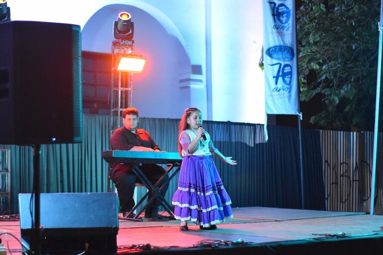 Irene Brítez, ganadora del Pre-Festival en la categoría Revelación Infantil.