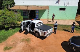 Policías del Decapi de Ciudad del Este en el minimercado de Juan E. O'Leary donde capturaron a Mario Pucheta Martínez.
