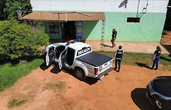 Policías del Decapi de Ciudad del Este en el minimercado de Juan E. O'Leary donde capturaron a Mario Pucheta Martínez.