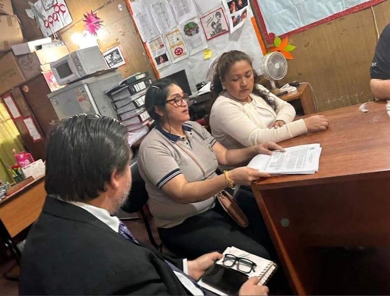 El profesor Justo Rodríguez (de espaldas) se reúne con supervisoras de Luque, tras ser denunciado por supuesto planillerismo.
