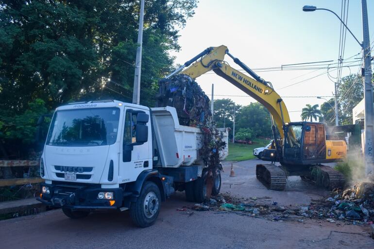 Militares trabajando en zonas afectadas por las intensa lluvias del lunes en Villa Elisa.