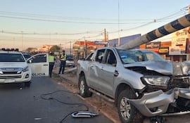 Esta camioneta arrolló a una peatón esta mañana en la ruta Transcaco, a pocos metros de la rotonda hacia Remanso.