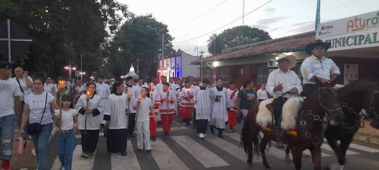 Jóvenes niños y jinetes acompañaron la caminata junto a la Virgen.