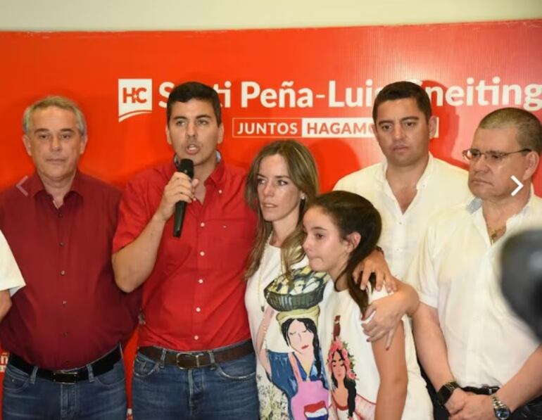 El 17 de diciembre de 2017, Santiago Peña reconocía la derrota en las internas del Partido Colorado. En la foto junto a su esposa Leticia, Pedro Alliana y Antonio Barrios.